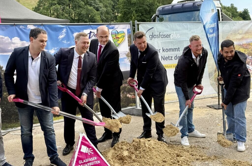 Spatenstich für den Glasfaserausbau in Deining: Finanzminister Albert Füracker vor Ort